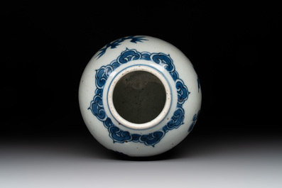 A Chinese blue and white 'dragon' plate and a 'floral' jarlet, Yongzheng mark, 17/18th C.