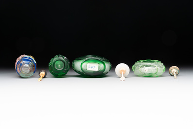 A collection of 14 Peking glass snuff bottles, 19/20th C.