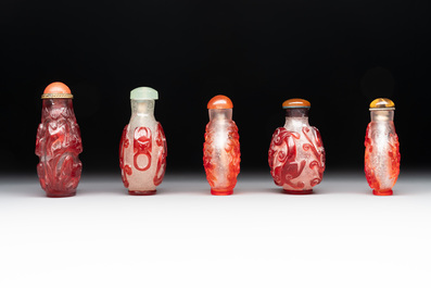 A collection of 14 Peking glass snuff bottles, 19/20th C.