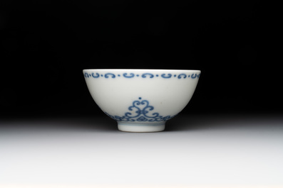 A Chinese blue and white cup with floral design, Yongzheng mark, 20th C.