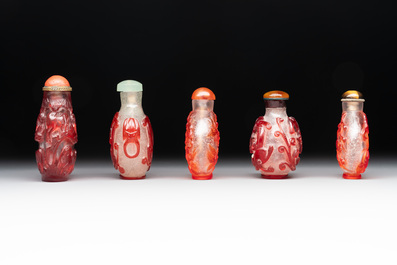 A collection of 14 Peking glass snuff bottles, 19/20th C.