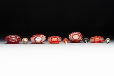 A collection of 14 Peking glass snuff bottles, 19/20th C.