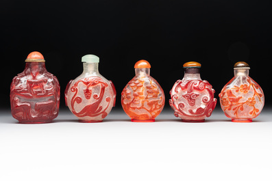 A collection of 14 Peking glass snuff bottles, 19/20th C.