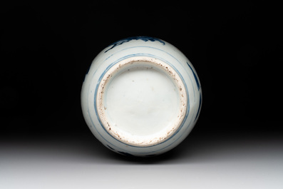 A Chinese blue and white 'dragon' plate and a 'floral' jarlet, Yongzheng mark, 17/18th C.