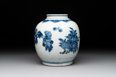 A Chinese blue and white 'dragon' plate and a 'floral' jarlet, Yongzheng mark, 17/18th C.