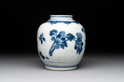 A Chinese blue and white 'dragon' plate and a 'floral' jarlet, Yongzheng mark, 17/18th C.