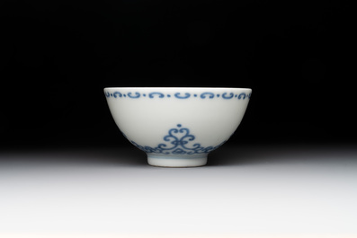 A Chinese blue and white cup with floral design, Yongzheng mark, 20th C.