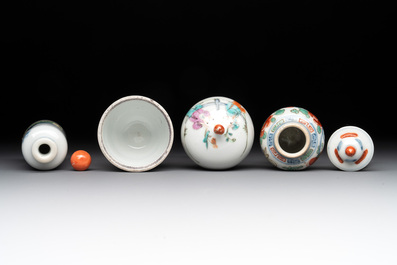 A Chinese famille rose seal paste box and a covered jarlet, a miniature wucai vase and a blue and white snuff bottle, Kangxi mark, 19/20th C.
