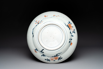 A Japanese Imari dish with floral design, Edo, 17th C.