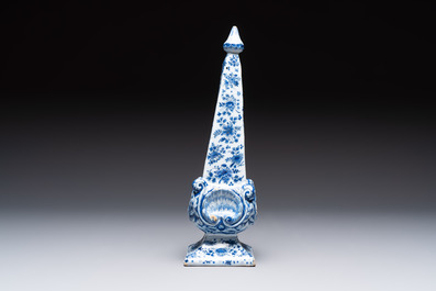 A blue and white Dutch Delft obelisk, late 17th C.