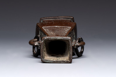 A Chinese archaistic bronze vase and three Japanese bronze vases, 14/18th C.