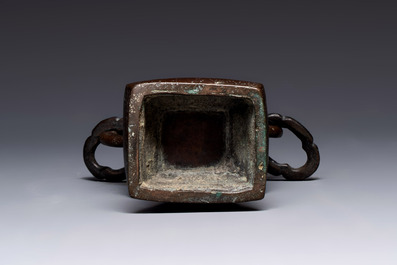 A Chinese archaistic bronze vase and three Japanese bronze vases, 14/18th C.