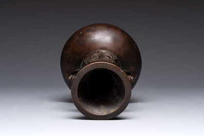 A Chinese archaistic bronze vase and three Japanese bronze vases, 14/18th C.