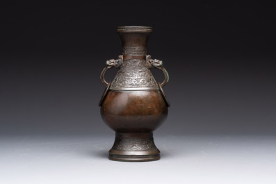 A Chinese archaistic bronze vase and three Japanese bronze vases, 14/18th C.