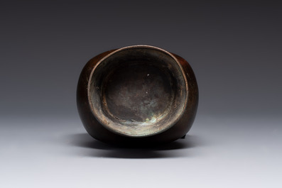 A Chinese archaistic bronze vase and three Japanese bronze vases, 14/18th C.