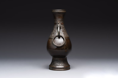A Chinese archaistic bronze vase and three Japanese bronze vases, 14/18th C.