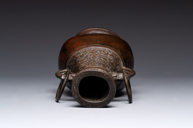 A Chinese archaistic bronze vase and three Japanese bronze vases, 14/18th C.