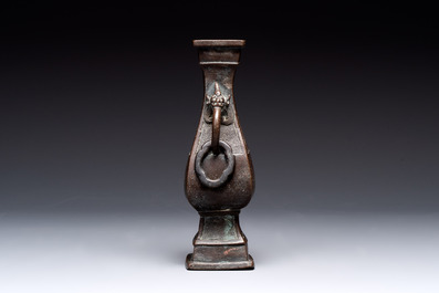 A Chinese archaistic bronze vase and three Japanese bronze vases, 14/18th C.