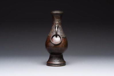 A Chinese archaistic bronze vase and three Japanese bronze vases, 14/18th C.
