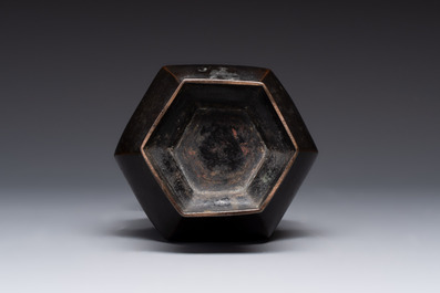 A Chinese archaistic bronze vase and three Japanese bronze vases, 14/18th C.