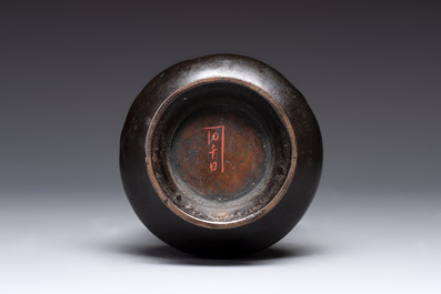 A Chinese archaistic bronze vase and three Japanese bronze vases, 14/18th C.