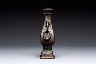 A Chinese archaistic bronze vase and three Japanese bronze vases, 14/18th C.