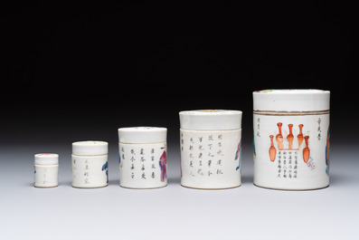 A set of five Chinese famille rose 'Wu Shuang Pu' nesting boxes and covers, 19th C.