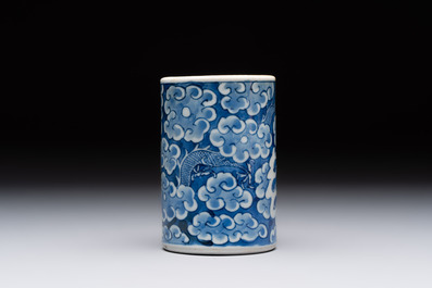 A Chinese blue and white 'dragon' brush pot and a qianjiang cai teapot, signed Wang Zhaoli 汪照藜, 19/20th C.