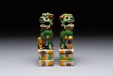 A pair of Chinese sancai-glazed Buddhist lions and an inkwell, 19th C.