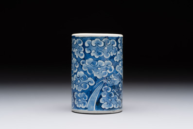 A Chinese blue and white 'dragon' brush pot and a qianjiang cai teapot, signed Wang Zhaoli 汪照藜, 19/20th C.