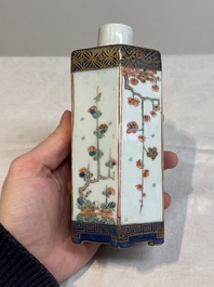 A pair of Chinese famille verte hexagonal tea caddies and covers with floral design, Kangxi