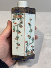 A pair of Chinese famille verte hexagonal tea caddies and covers with floral design, Kangxi