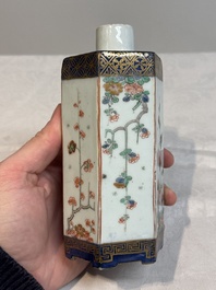 A pair of Chinese famille verte hexagonal tea caddies and covers with floral design, Kangxi