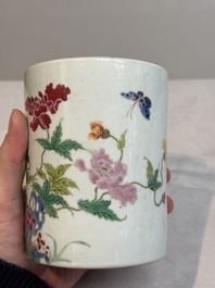 A Chinese famille rose 'butterflies and flowers' brush pot, 19th C.