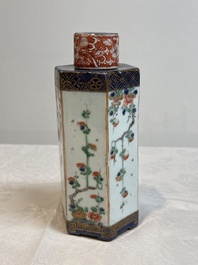 A pair of Chinese famille verte hexagonal tea caddies and covers with floral design, Kangxi