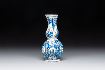 A ribbed blue and white Dutch Delft double gourd vase, 18th C.