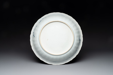A large and fine Chinese Imari-style dish with ladies in a garden, Kangxi/Yongzheng