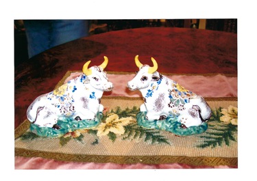 A pair of polychrome Dutch Delft reclining cows, 18th C.