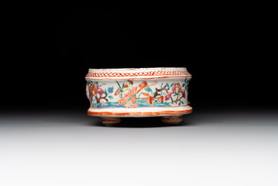 A rare polychrome Dutch Delft petit feu cruet set of two jugs and covers on a stand, 18th C.