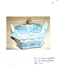 A blue and white Dutch Delft butter tub and cover with a berry finial, 18th C.