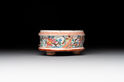A rare polychrome Dutch Delft petit feu cruet set of two jugs and covers on a stand, 18th C.
