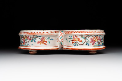 A rare polychrome Dutch Delft petit feu cruet set of two jugs and covers on a stand, 18th C.