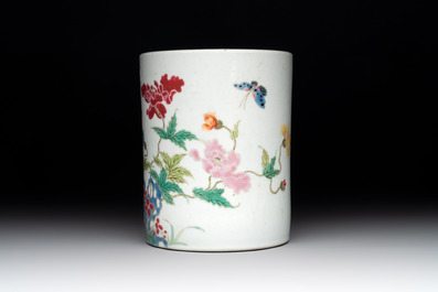 A Chinese famille rose 'butterflies and flowers' brush pot, 19th C.