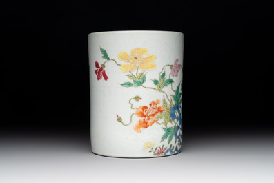 A Chinese famille rose 'butterflies and flowers' brush pot, 19th C.