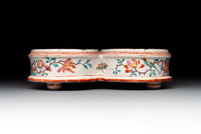 A rare polychrome Dutch Delft petit feu cruet set of two jugs and covers on a stand, 18th C.