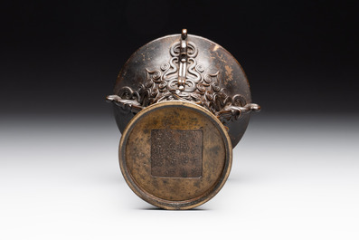 A Japanese bronze 'gu' vase with 'chilong' design, Edo, 18th C.