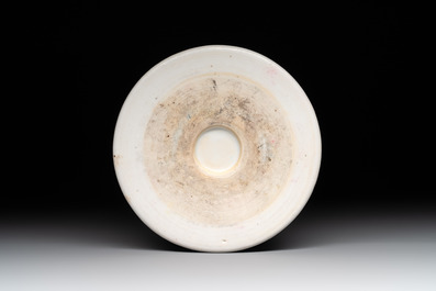 A Chinese famille verte brush pot with figural design, Kangxi