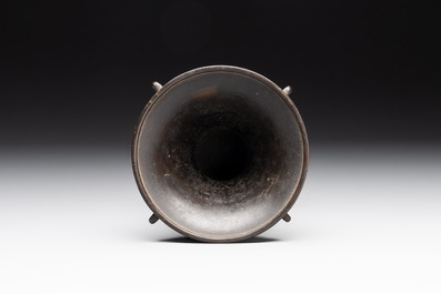 A Japanese bronze 'gu' vase with 'chilong' design, Edo, 18th C.