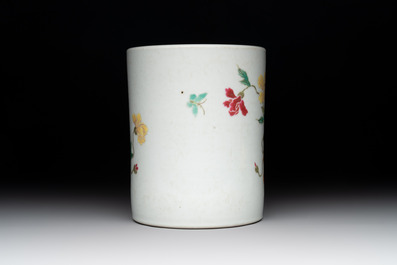 A Chinese famille rose 'butterflies and flowers' brush pot, 19th C.