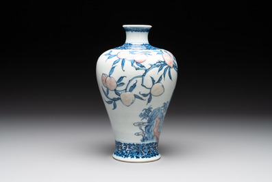 A Chinese blue, white and copper-red 'meiping' vase with 17 peaches, Yongzheng mark, 19/20th C.